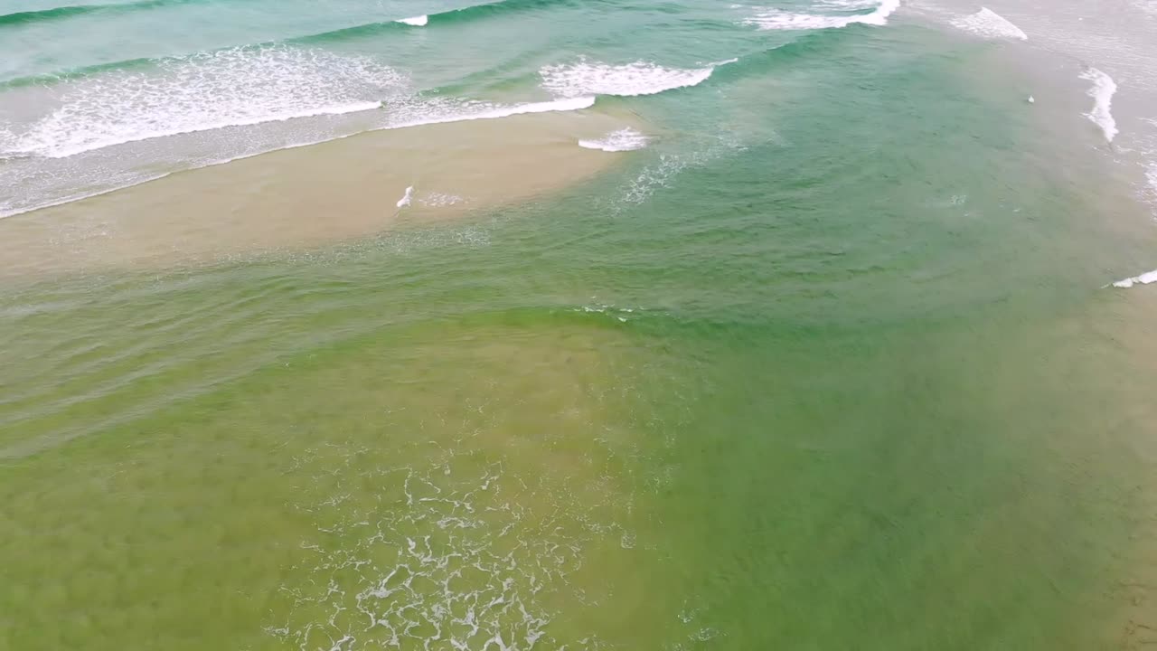 drone, vistas aéreas de la playa de noosa, costa del sol, australia