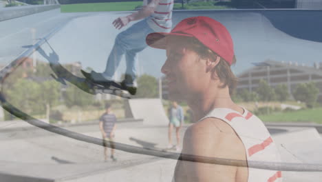 animación de un hombre caucásico patinando sobre un hombre caucásico sonriendo en un parque de skate