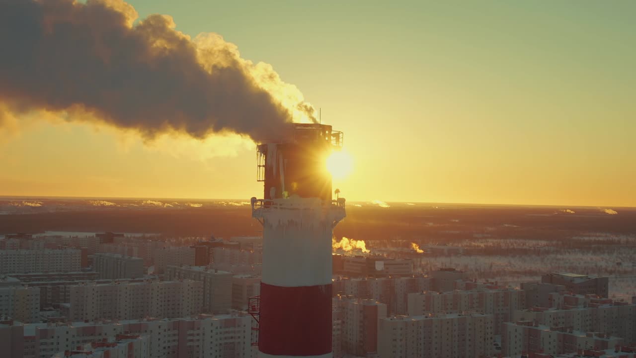 오염된 연기가 있는 파이프가 리  효과로 카메라에 접근합니다.