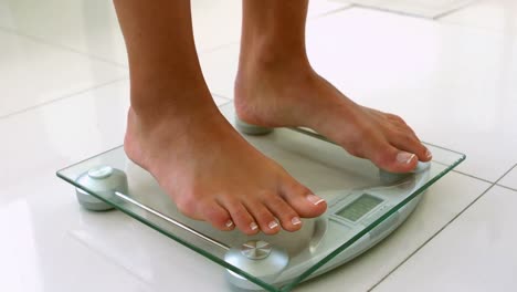 Feet-of-woman-on-weighting-scale