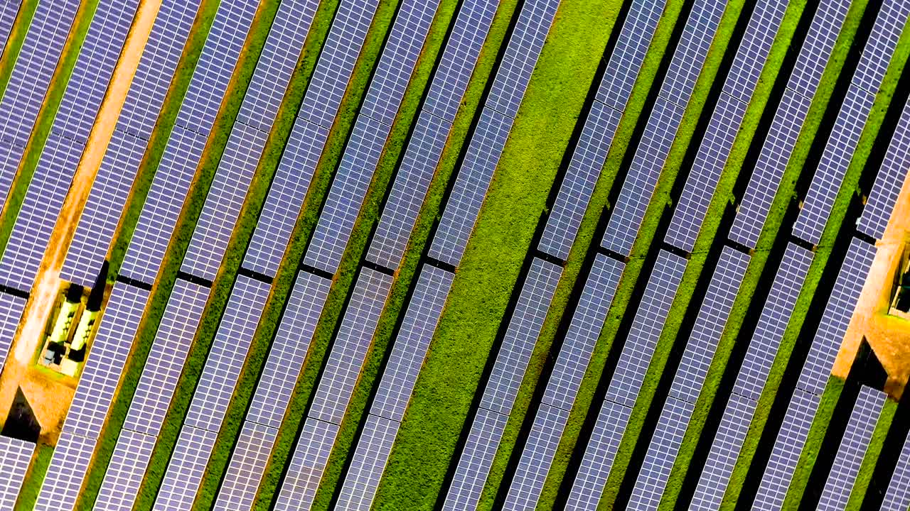 Vista aerea discendente e rotante di un grande impianto solare, Cambridgeshire, Regno Unito