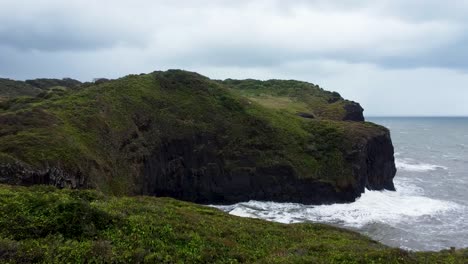 dramáticos acantilados oscuros con olas que se estrellan contra ellos en la costa del golfo de méxico
