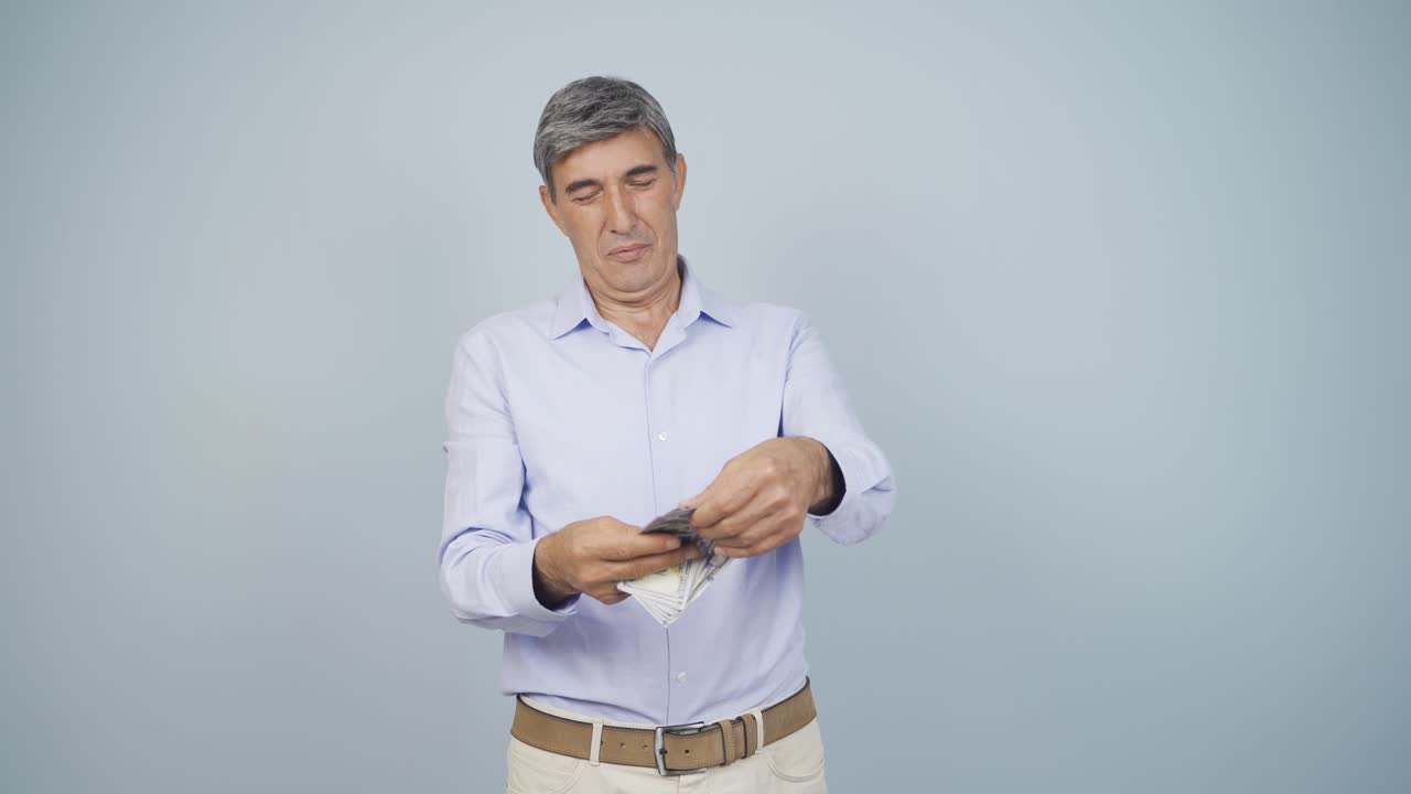 al viejo le encanta el dinero.