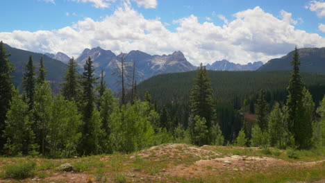 Filmische-Millon-Dollar-Highway-Nadeln-Durango-Molas-Pass-Friedliche-Brise-Bunt-Colorado-Atemberaubender-Sommer-Blauer-Vogel-Morgen-Mittag-Silverton-Durango-Telluride-Rocky-Mountains-Landschaft-Still