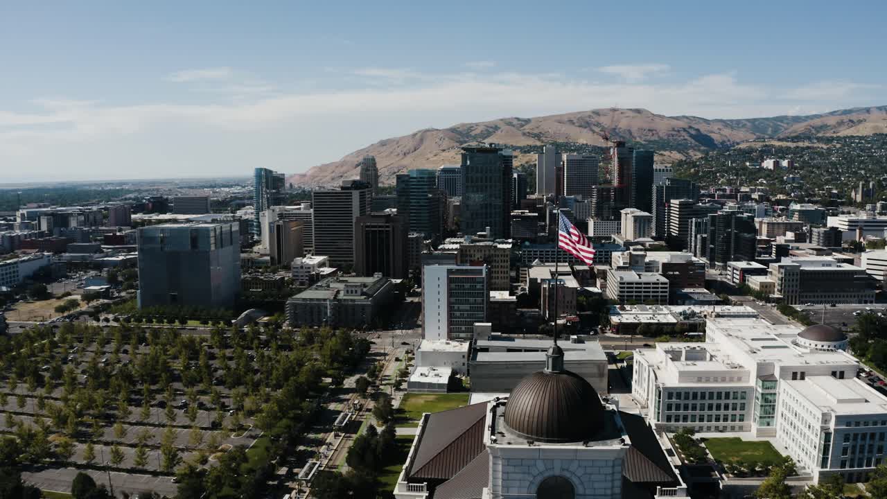 유타 주 솔트레이크시티에 있는 그랜드 아메리칸 호텔 꼭대기에 있는 발의 드론 촬영