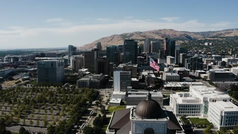 tomada de un avión no tripulado de una bandera en lo alto del grand american hotel en salt lake city, utah