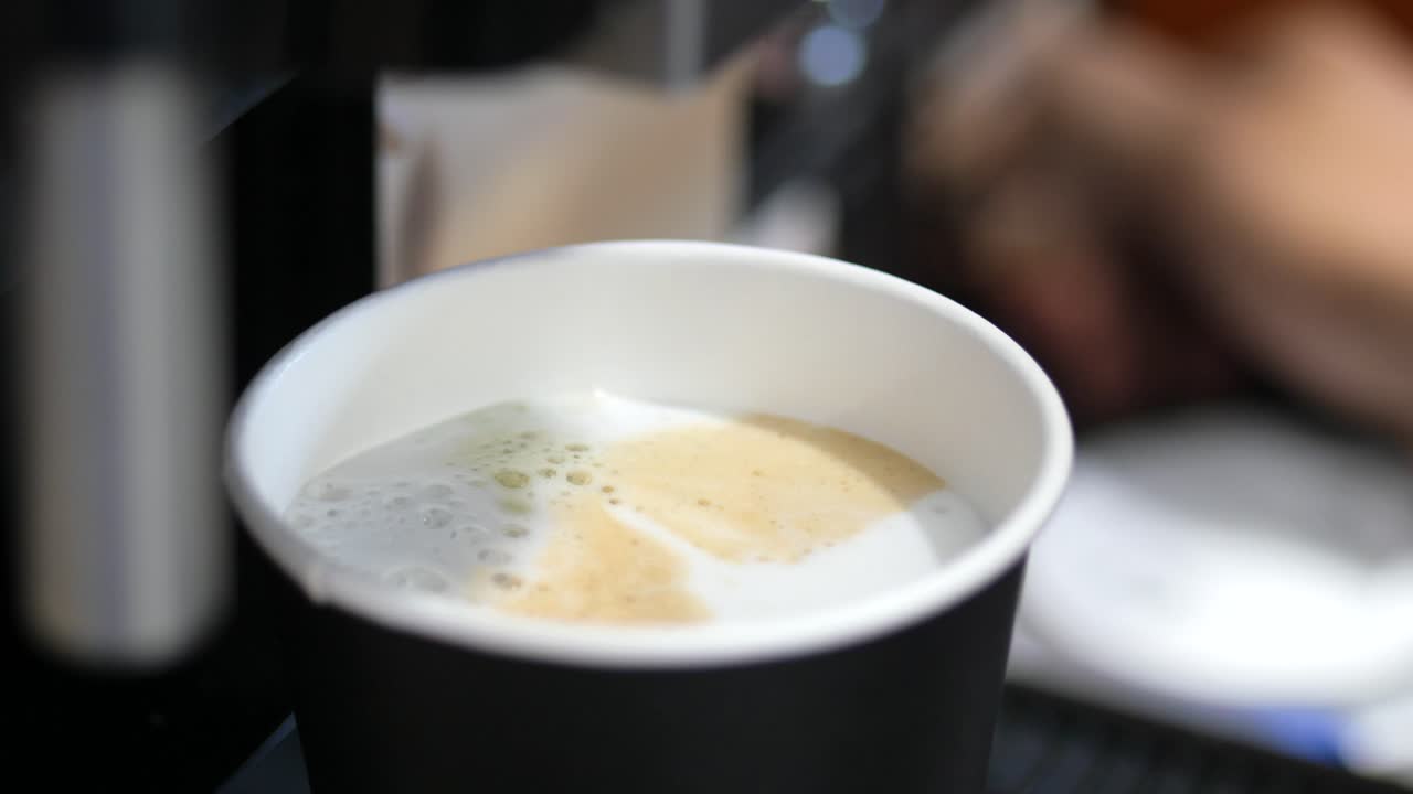기계에서 핫 초콜릿을 만드는 것 - 상단 뷰 - 느린 동작 고품질 4k 영상