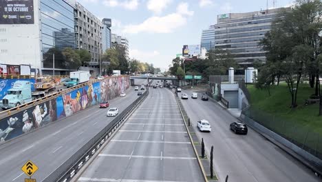 Toma-En-Cámara-Lenta-De-La-Carretera-Principal-De-La-Ciudad-De-México