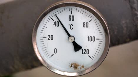 medidor de temperatura que muestra grados centígrados