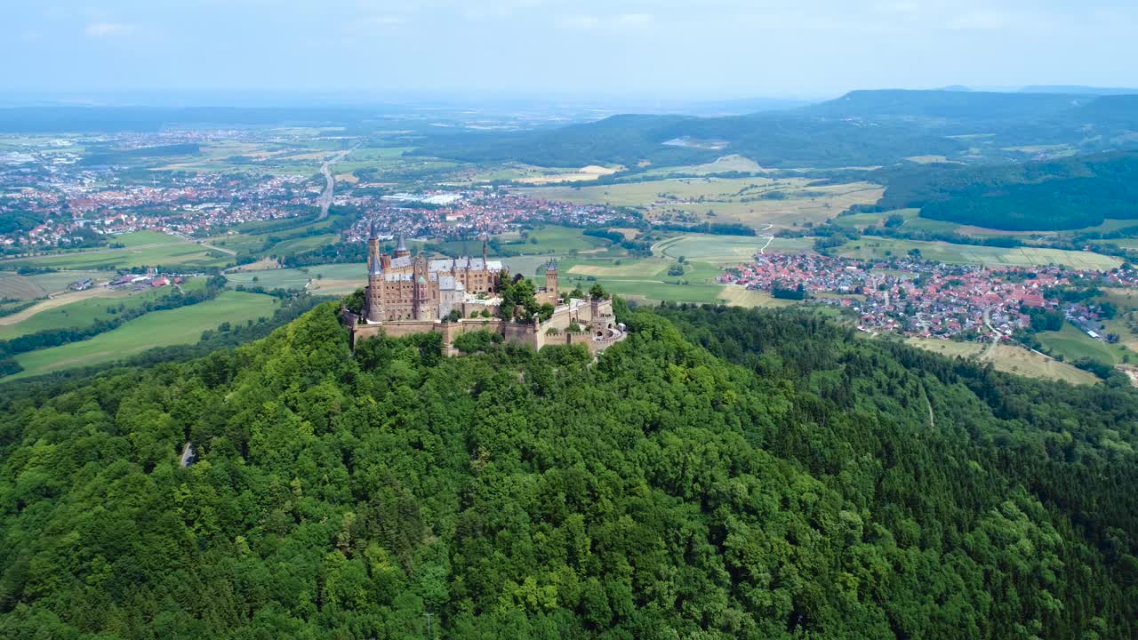 el castillo de hohenzollern, alemania. vuelos aéreos de aviones no tripulados.