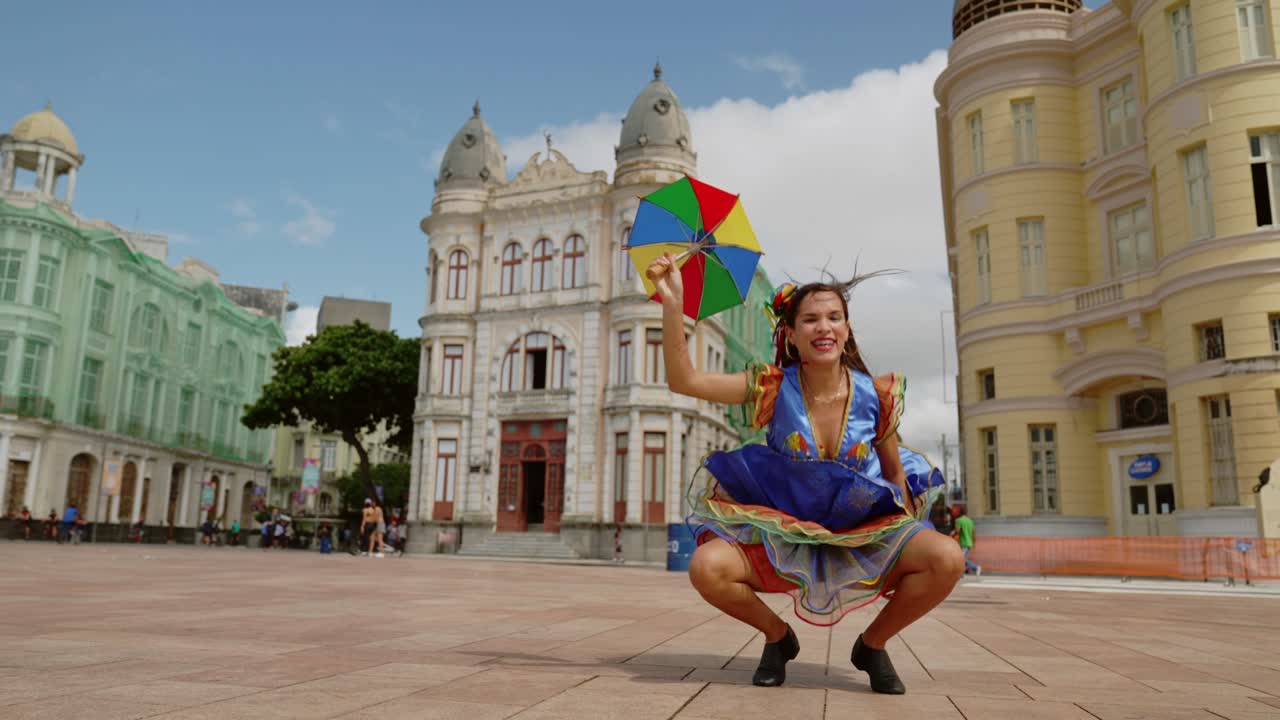 bailarina de frevo en el carnaval callejero en recife, pernambuco, brasil.