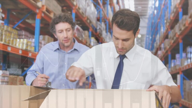 Animazione dell'elaborazione dati su persone che lavorano in un magazzino