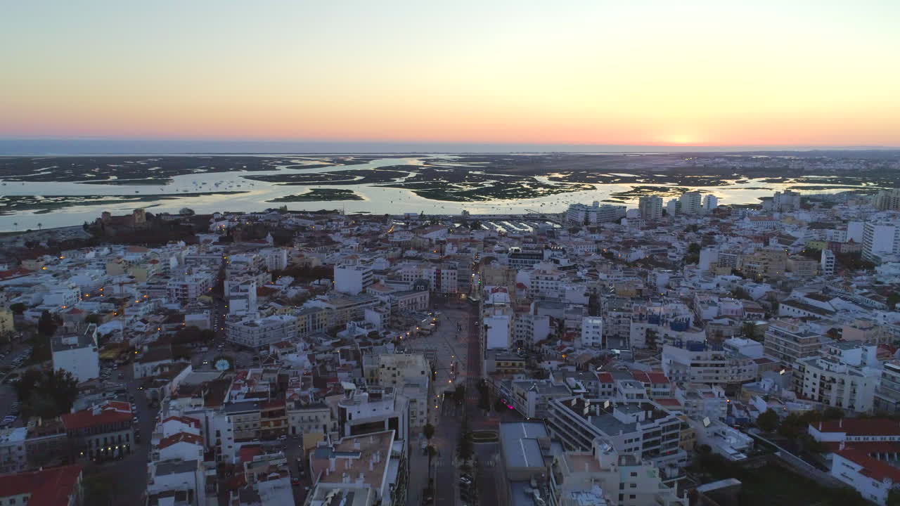 Faro Algarve, vista drone di edifici della città all'imbrunire