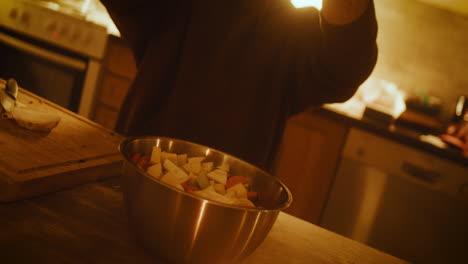 añadiendo ingredientes al plato de verduras, cubos de verduras preparados para una comida saludable de cerca