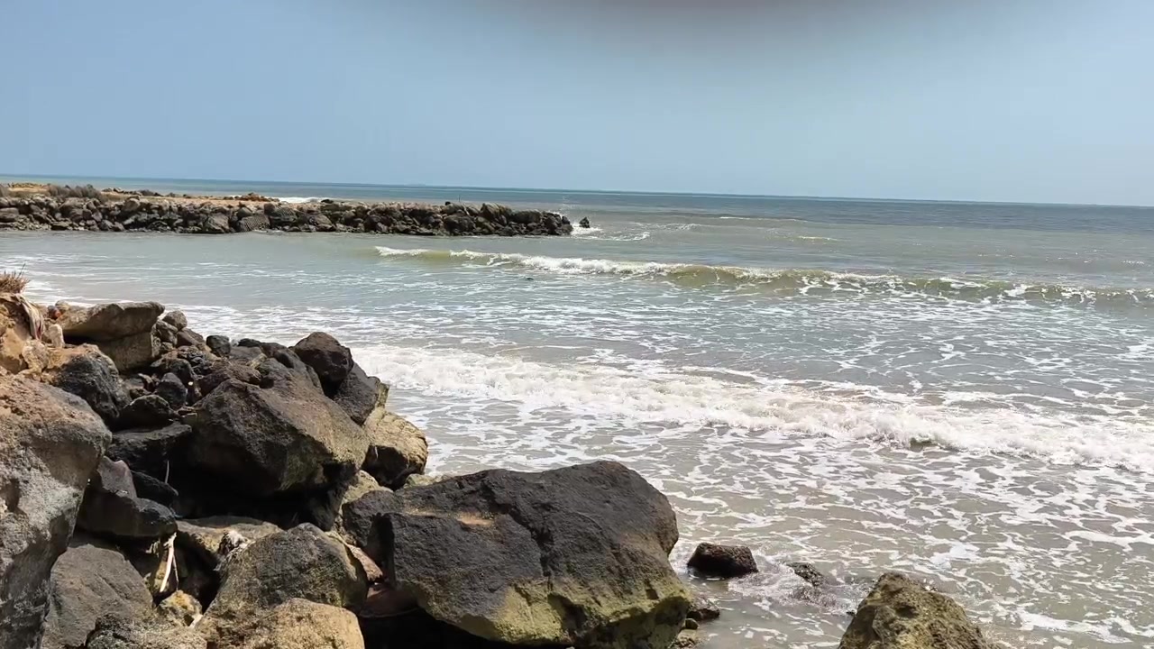 As ondas do oceano batendo contra a costa rochosa