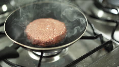 Köstliche-Vegane-Burger-Auf-Pflanzlicher-Basis,-Die-In-Zeitlupe-In-Der-Pfanne-Kochen