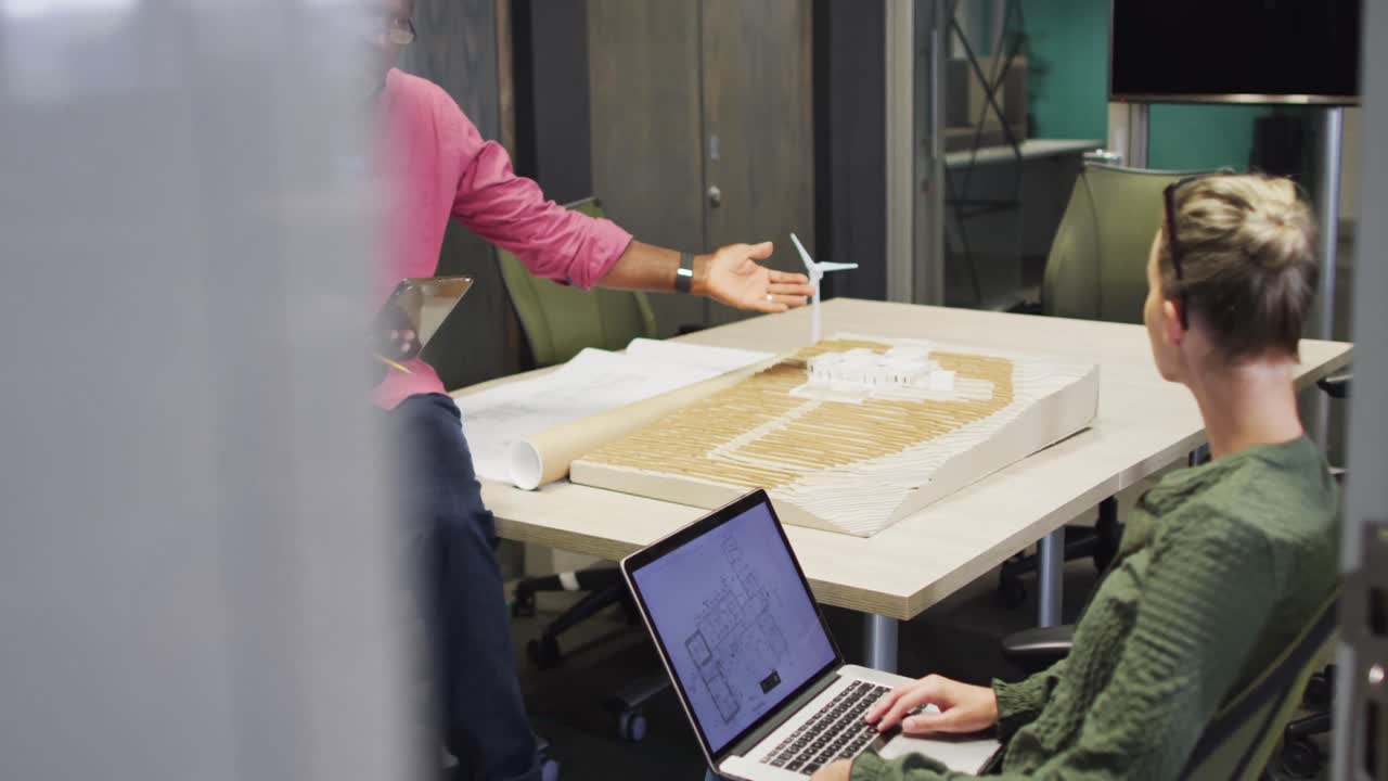 노트북으로 작업하고 이야기하는 다양한 남녀 디자이너들의 비디오