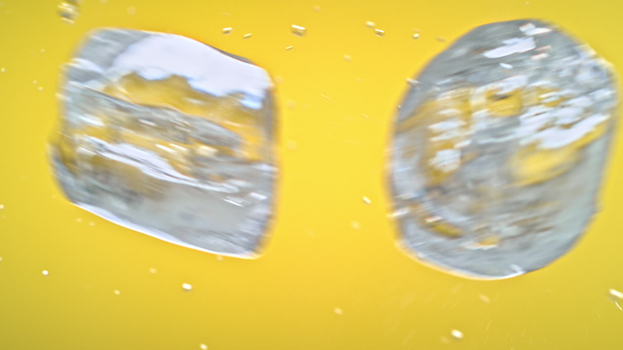 얼음 큐브는 공중에서 충돌하고, 조각으로 부서지고, 모든 방향으로 매크로와 느린 모션으로 어집니다.