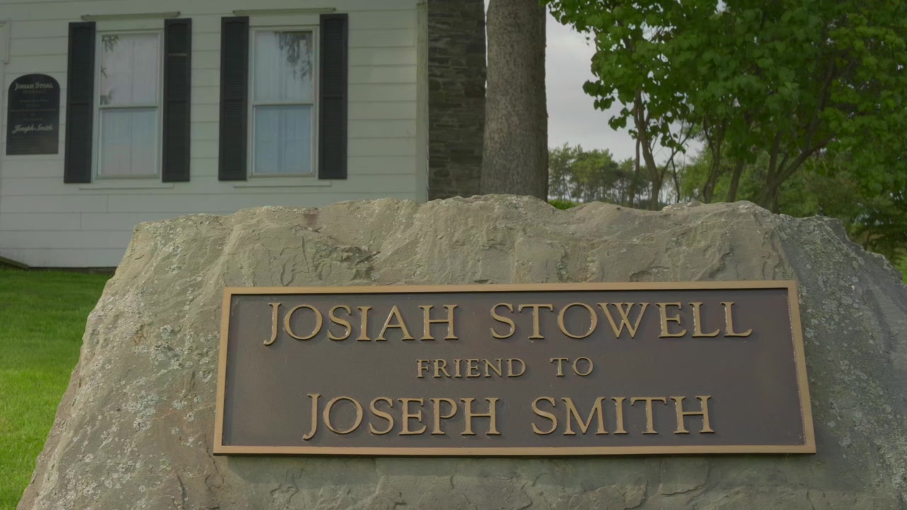 Ripresa statica della targa della casa storica originale di Josiah Stowell, amico di Joseph Smith, che lo assunse per la ricerca di tesori all'inizio degli anni '20 dell'Ottocento, dove soggiornò quando si sposò. Origini mormoni