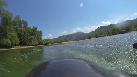 Filmen-Mit-Gopro-Schöner-Fluss-Und-Motorbetrieb