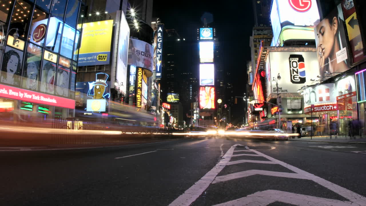 뉴욕 타임스퀘어의 가속화된 전망은 번쩍이는 빛의 광란을 초래합니다.