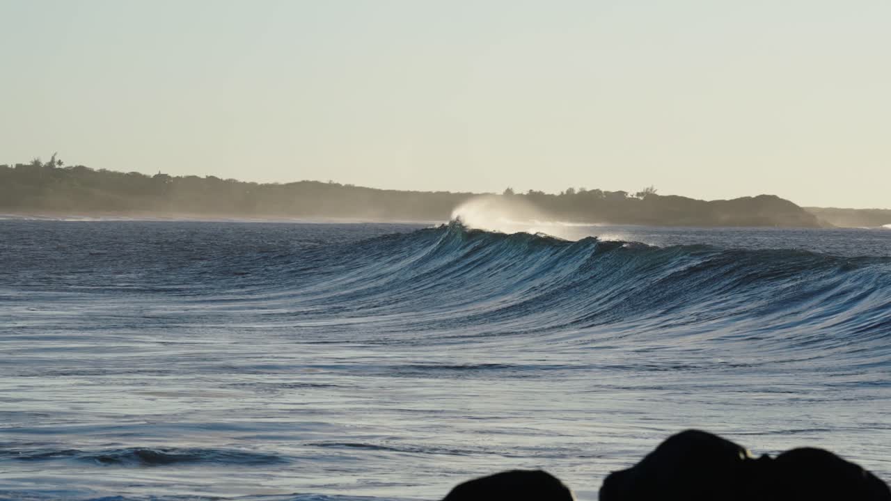 아름다운 슬로우 모션 슬로 모 파도가 하와이의 바다 해안에서 부서지고 부서집니다.
