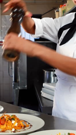 el chef salpicando pimienta en la comida