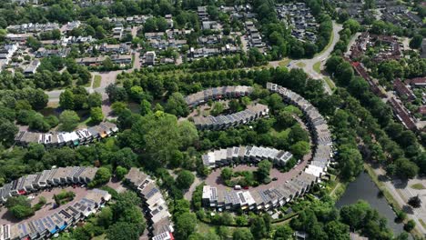 Vista-Aérea-Orbital-Del-Barrio-De-Rozendaal-Ubicado-En-La-Ciudad-De-Leusden,-Y-Fue-Construido-En-La-Década-De-1970-Con-Un-Diseño-Curvo-Fácilmente-Reconocible.