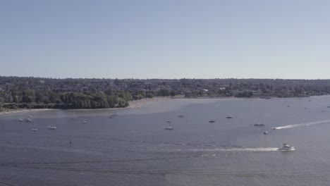 Überfliegen-Sie-An-Einem-Heißen-Sommertag-Von-Der-Englischen-Bucht-Zum-Strand-Von-Kitsilano,-Während-Bootsfahrer-Sich-Sonnen,-Relaxen,-Strandaktivitäten,-Motorboote,-Die-An-Den-Segeln-Vorbeiziehen,-Feiern,-Romantischer-Spaß,-Angeln-Am-Tropischen-Ozean-5-7