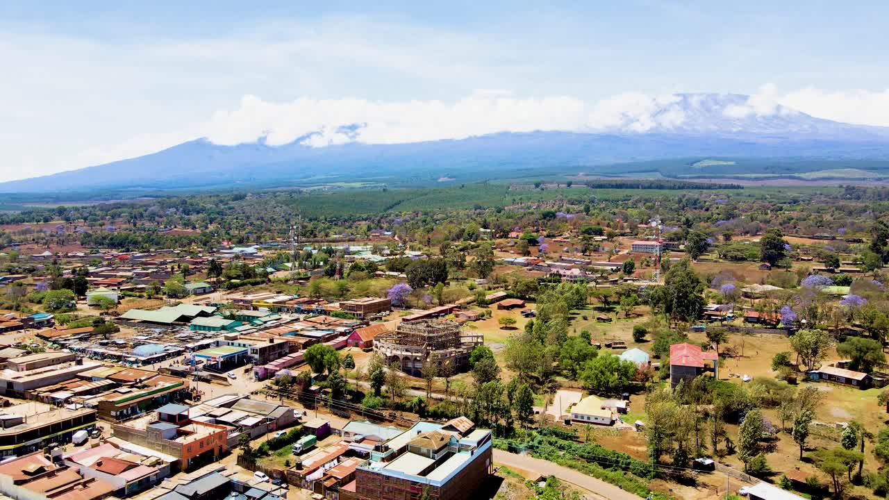 pueblo rural de kenya con el kilimanjaro en el fondo
