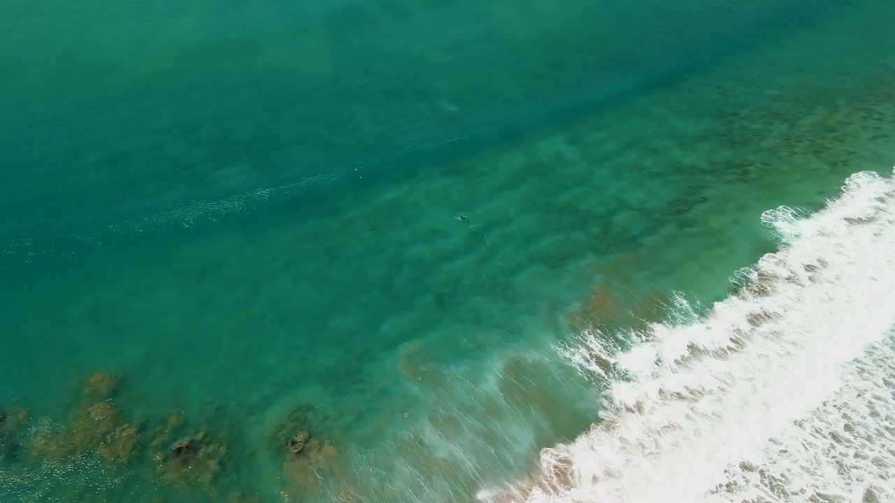 얕은 해저를 가로지르는 파도