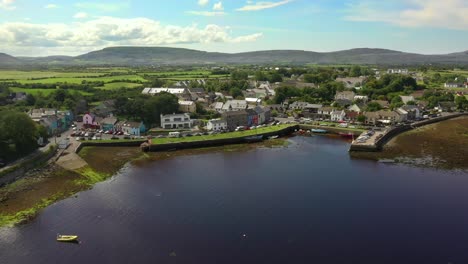 kinvara, galway, irlanda, agosto de 2020, drone se afastando da vila de pescadores e sobre a água