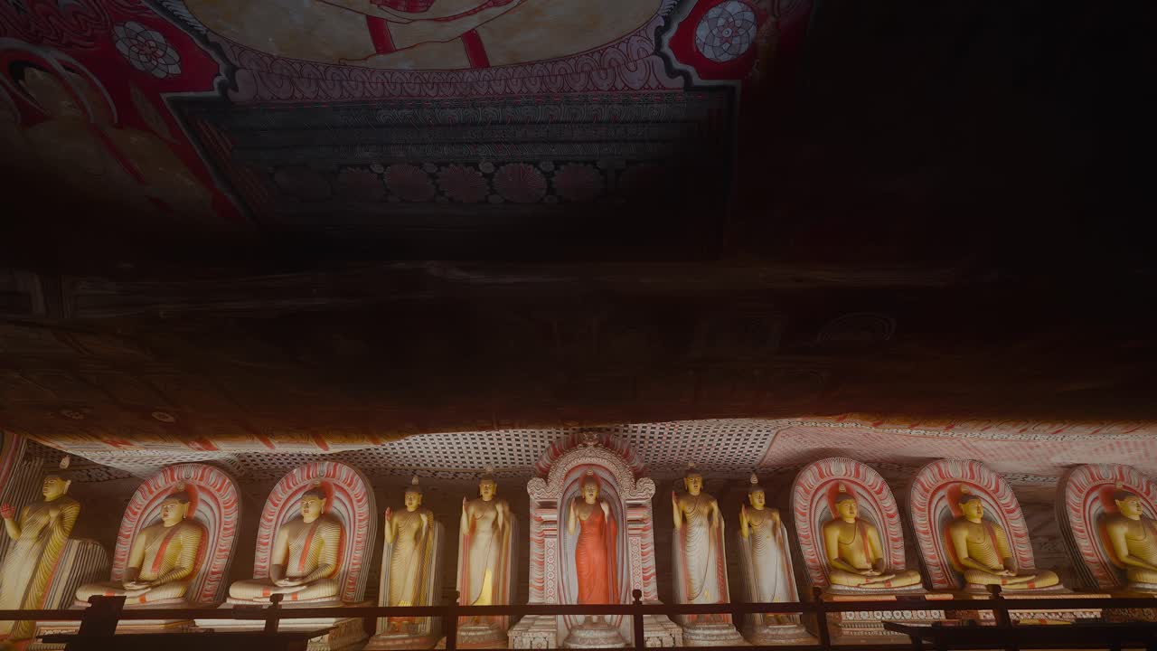 Dettagliati dipinti murali e sculture buddiste all'interno del Tempio della Grotta di Dambulla, Provincia Centrale, Sri Lanka.