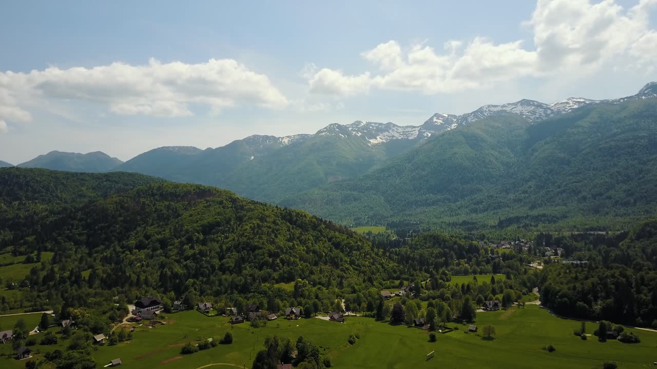 Lo straordinario Parco Nazionale del Triglav in Slovenia - volando con il drone sopra il lago di Bohinj, filmando le Alpi Giulie circostanti.