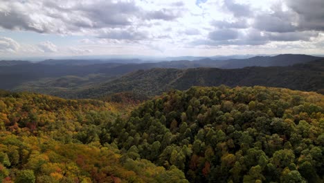 Montañas-Apalaches-En-Otoño-Con-Casa-De-Montaña-En-Primer-Plano-Aéreo-Cerca-De-Boone-Carolina-Del-Norte,-Carolina-Del-Norte