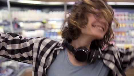 Happy-Young-Girl-Funny-Dancing-Between-Shelves-In-Supermarket-1