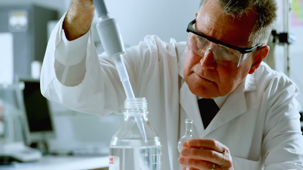 científico masculino experimentando en el laboratorio 4k