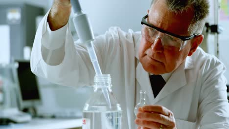 científico masculino experimentando en el laboratorio 4k
