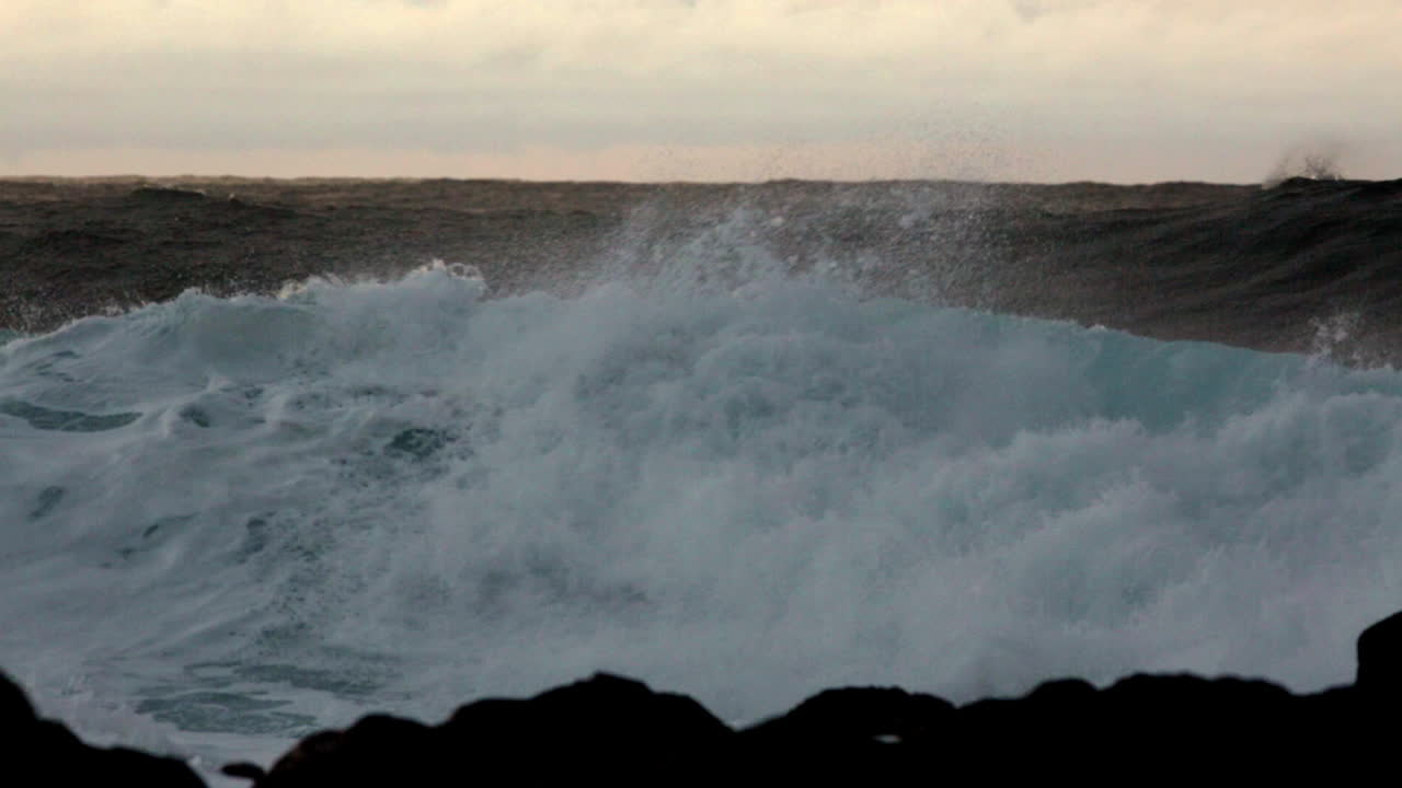 enormes olas entran y chocan contra una costa rocosa 4