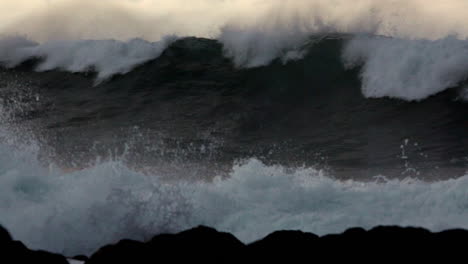 Enormes-Olas-Entran-Y-Chocan-Contra-Una-Costa-Rocosa-4