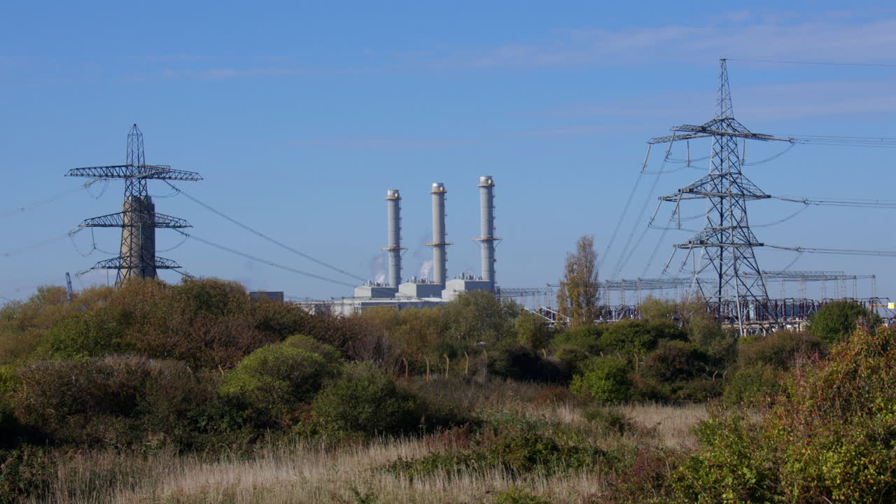 Plano general de la central eléctrica de cogeneración de Grain con torres eléctricas, en el río Medway en la Isla de Grain, junto a la torre de batería verde.