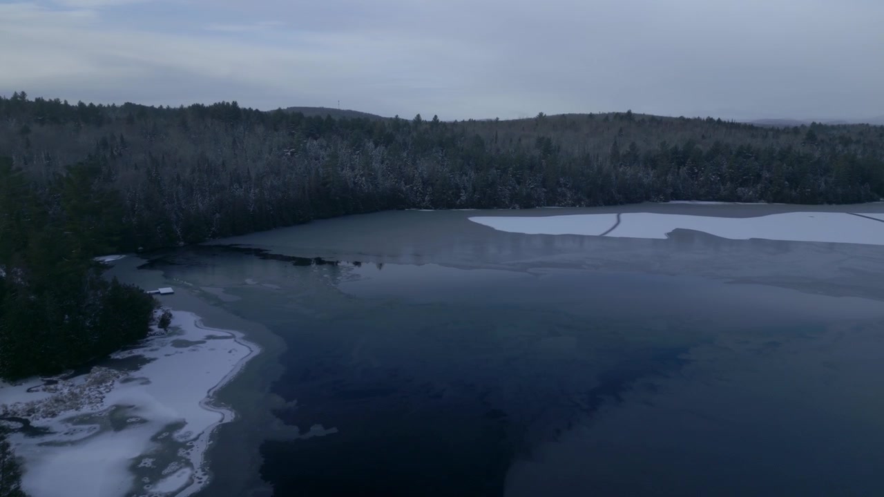 Veduta monocromatica del Lago Clermoustier vicino a Petit-Chertsey in Quebec, Canada. Ripresa aerea con drone.