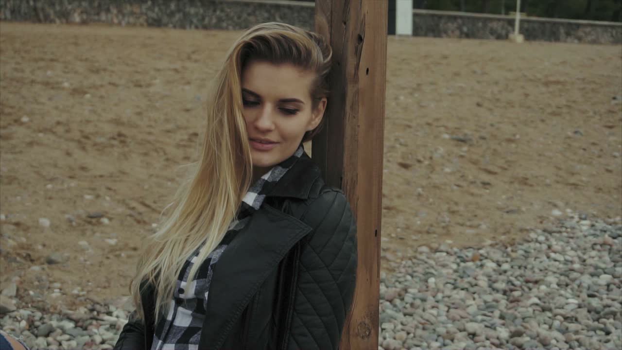 Женщина на пляже.