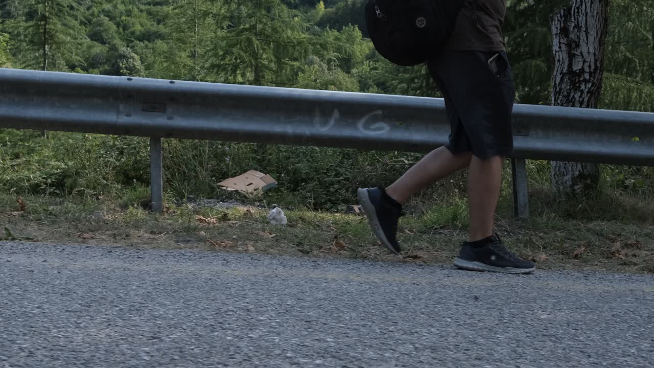 땅에 발을  ⁇ 는 사람