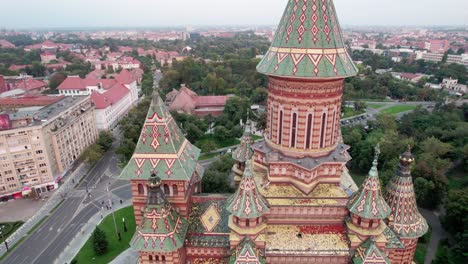 drone volando alrededor de la catedral ortodoxa rumana