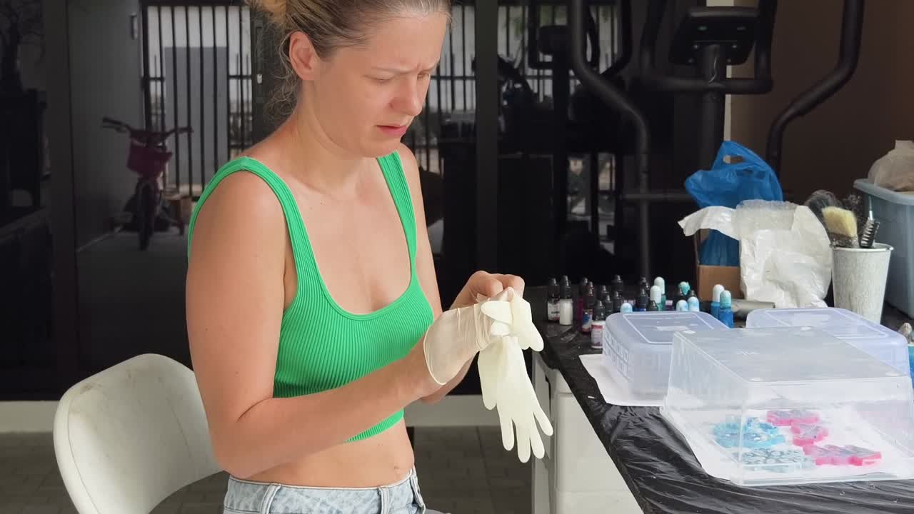 mujer que hace joyas de resina