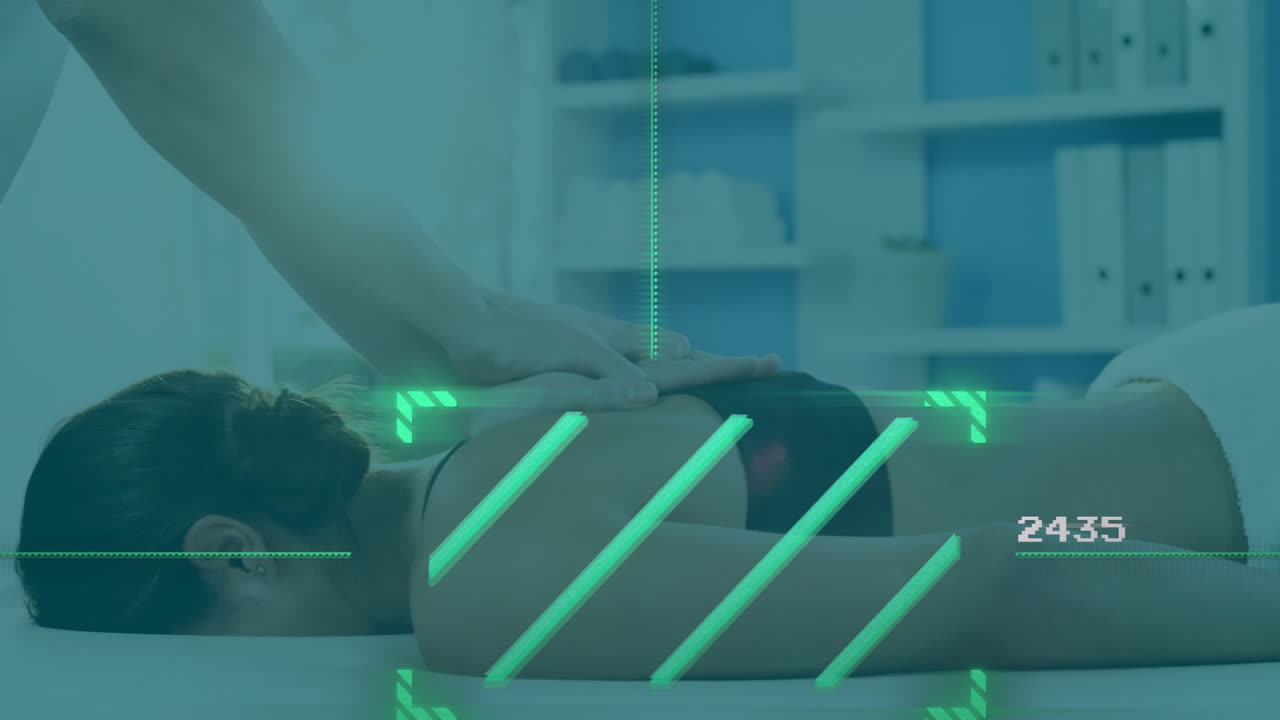 sesión de terapia de masaje con animación de procesamiento de datos digitales sobre el terapeuta y el paciente