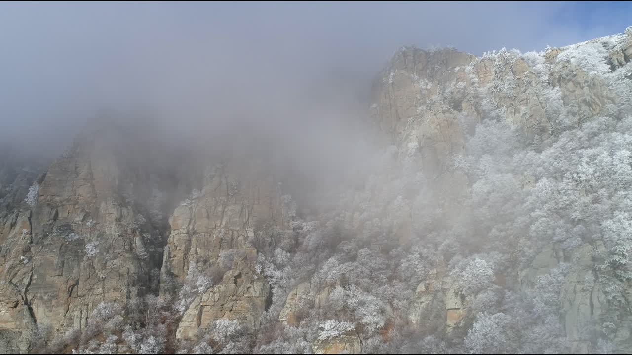 picos de montañas nevadas en la niebla