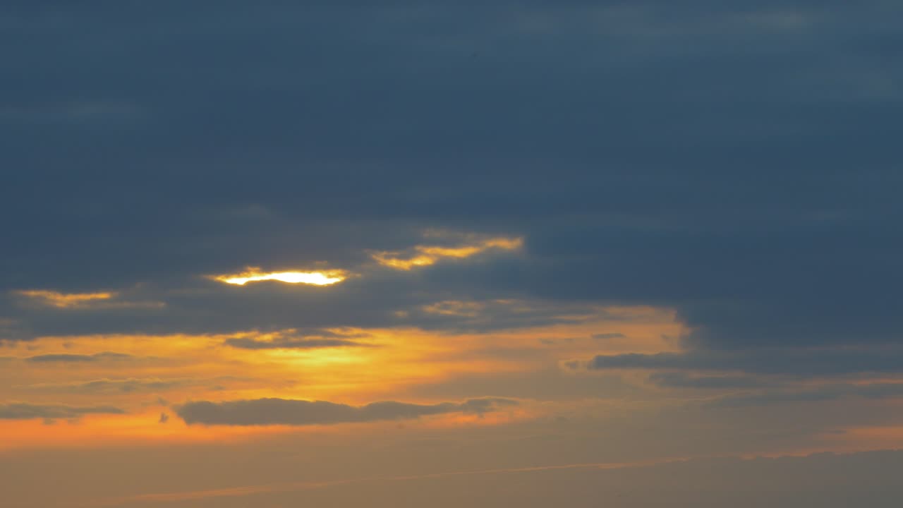 태양이 구름 사이로 빛나는 아름다운 경치 좋은 일몰, 와이드 샷
