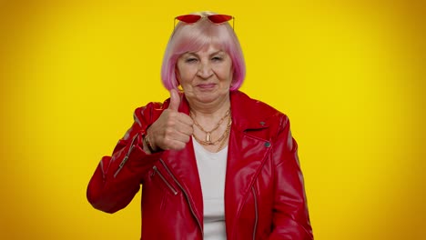 anciana abuela mujer levanta los pulgares está de acuerdo con algo o da una respuesta positiva le gusta bien